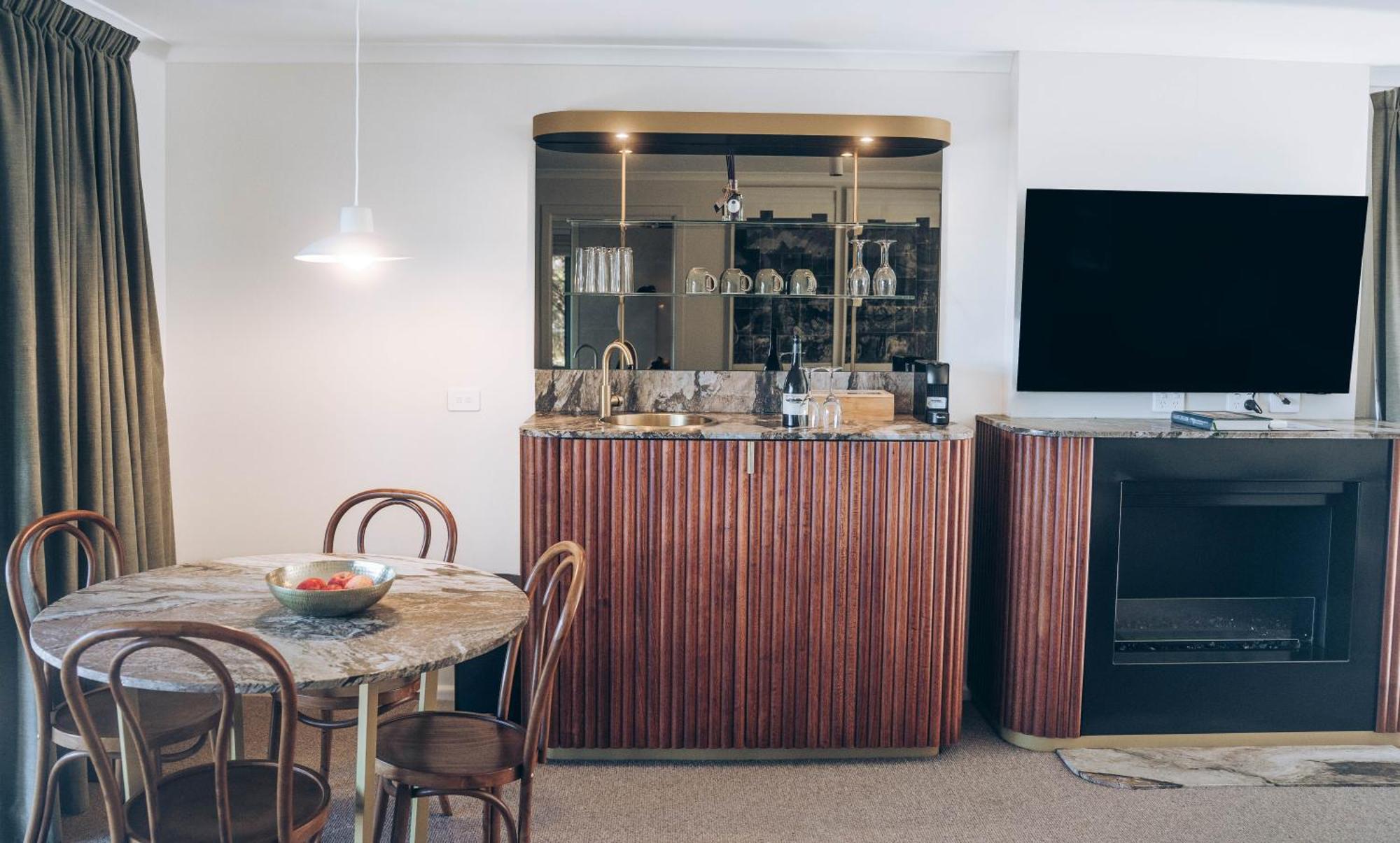Risby Cove Boutique Hotel Strahan Extérieur photo