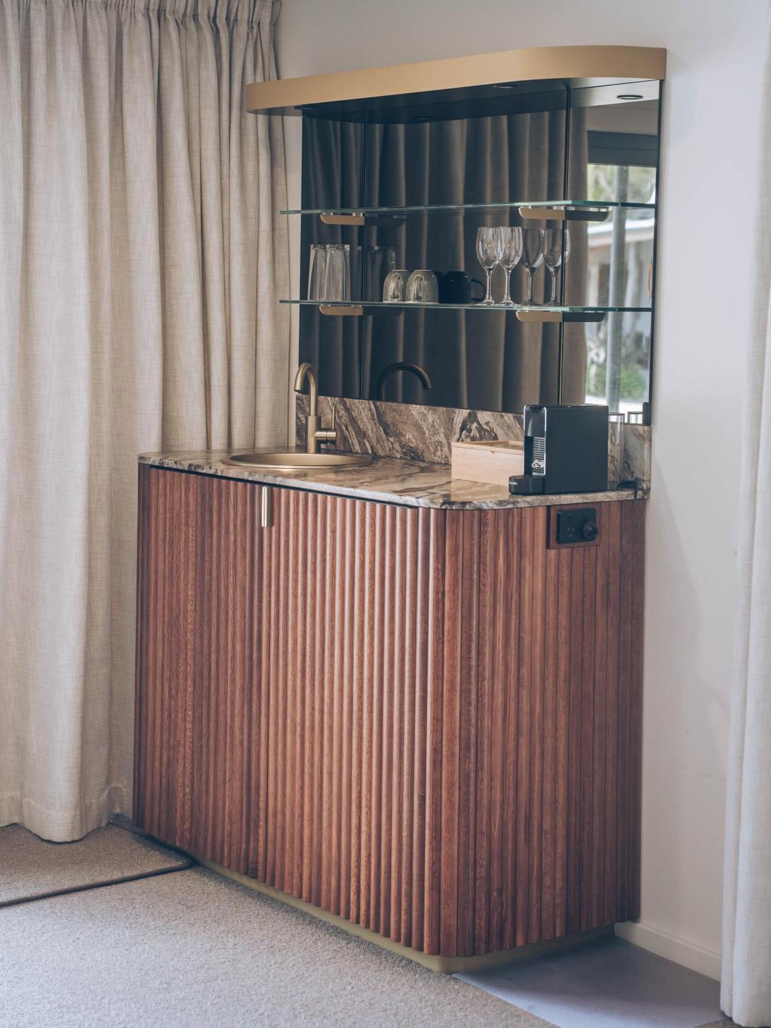 Risby Cove Boutique Hotel Strahan Extérieur photo