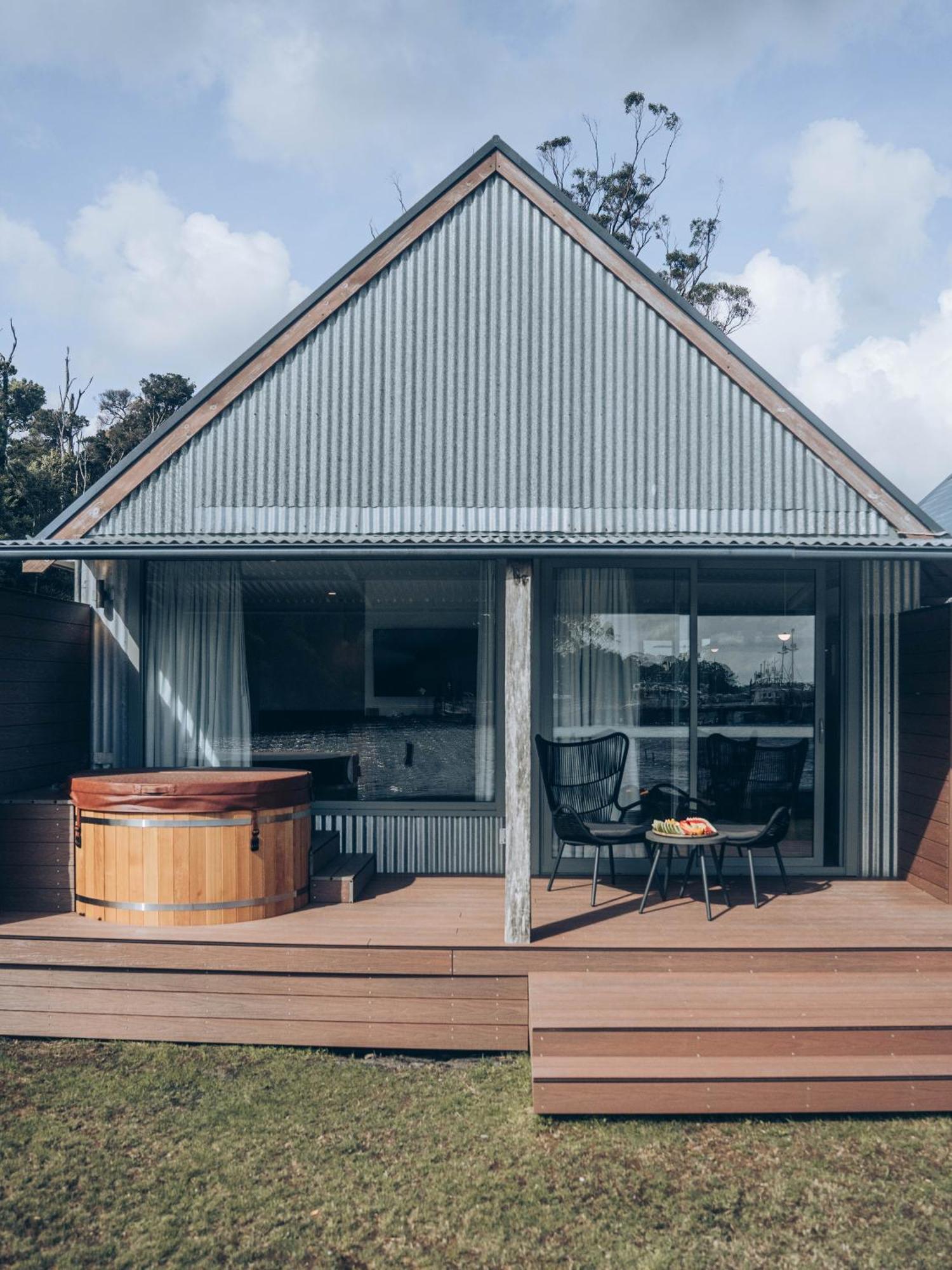 Risby Cove Boutique Hotel Strahan Extérieur photo