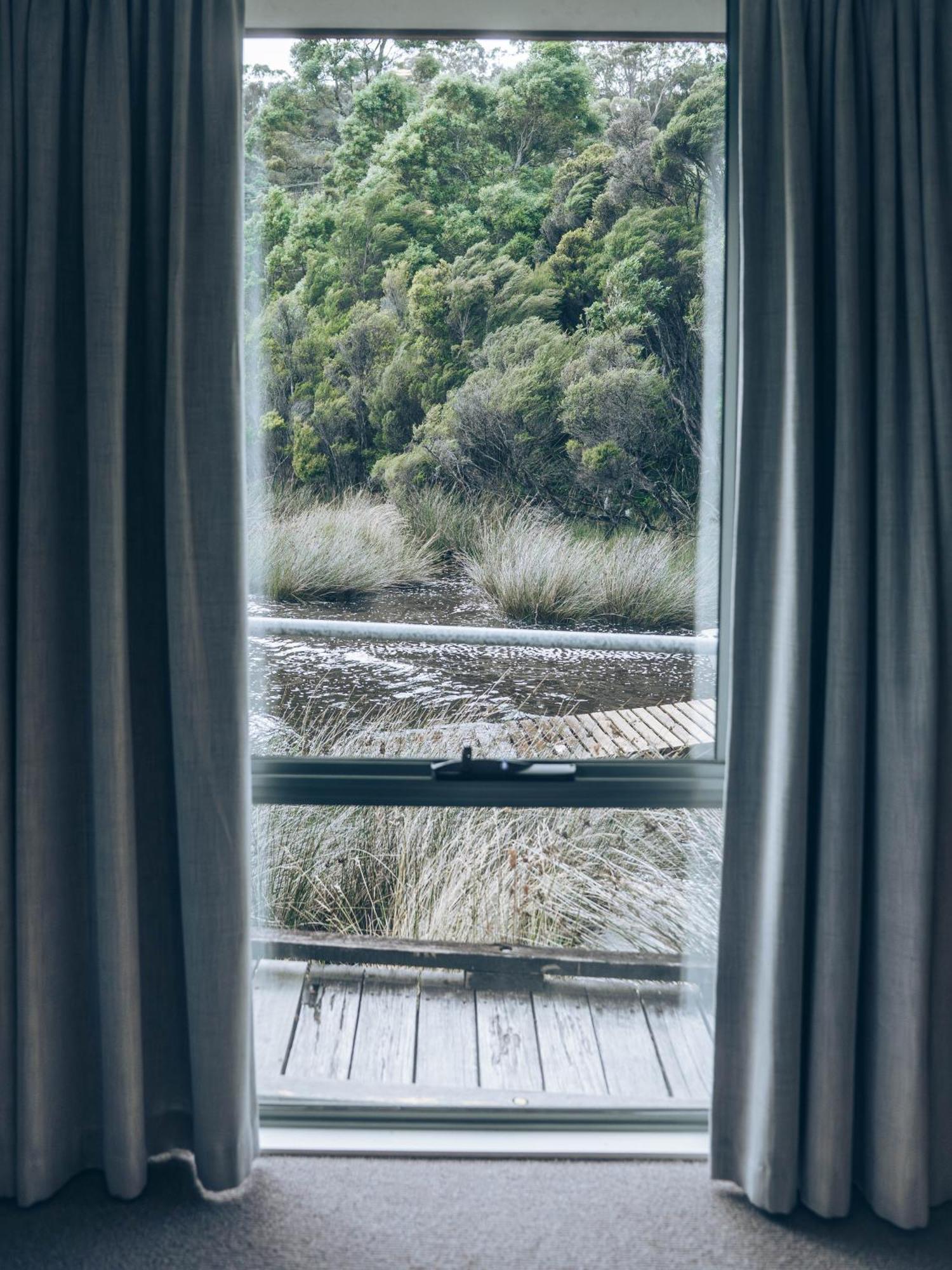 Risby Cove Boutique Hotel Strahan Extérieur photo