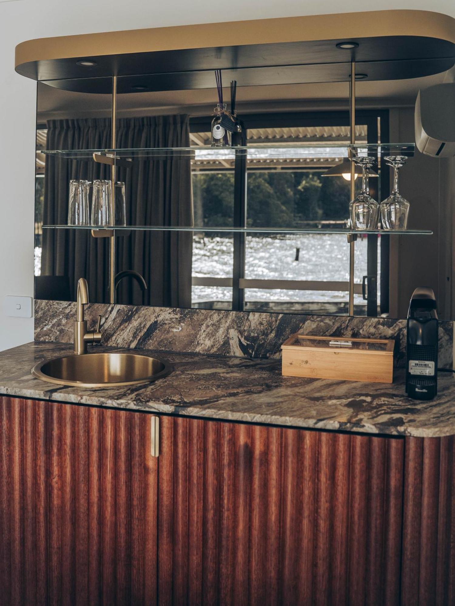 Risby Cove Boutique Hotel Strahan Extérieur photo