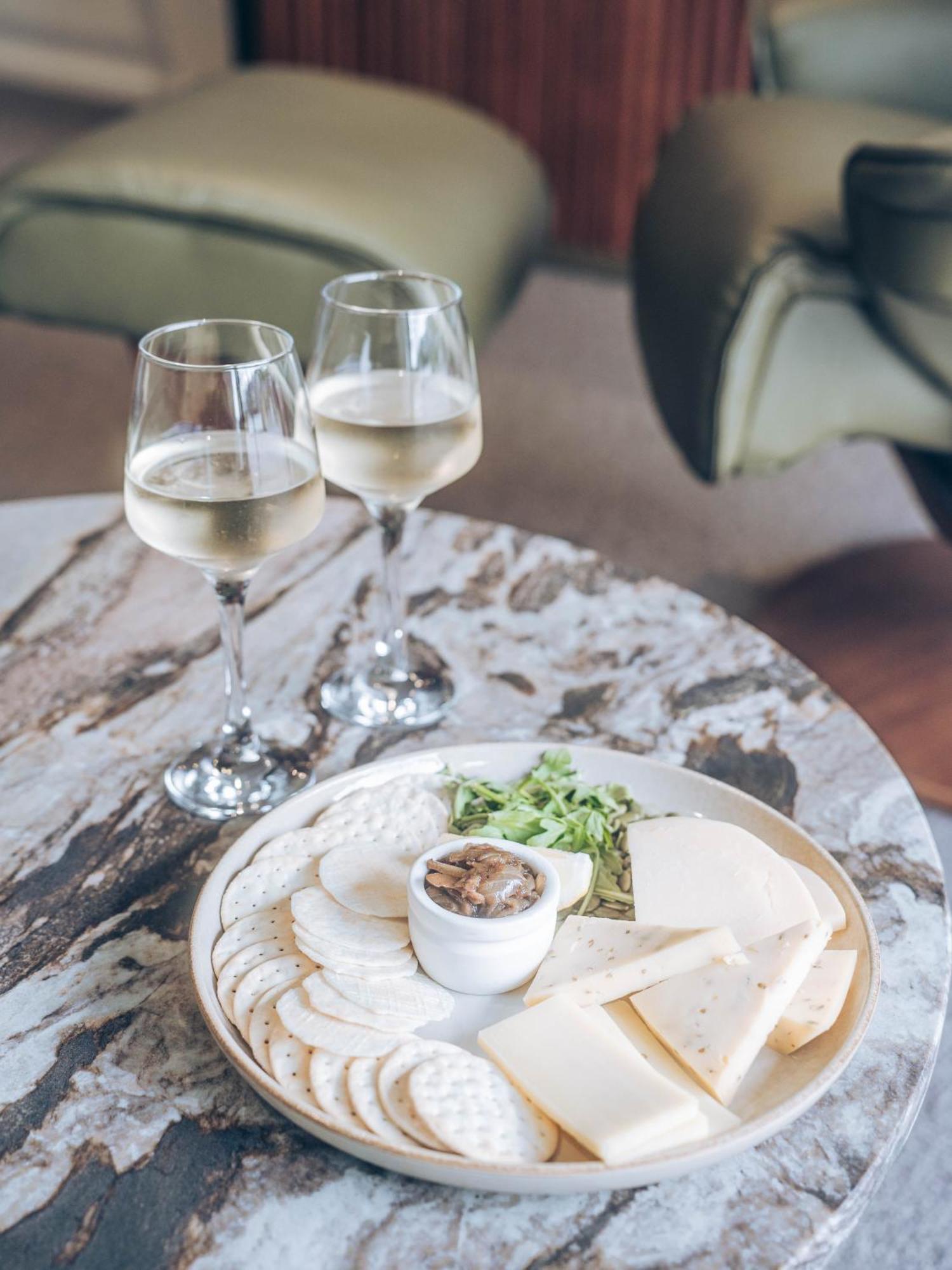 Risby Cove Boutique Hotel Strahan Extérieur photo